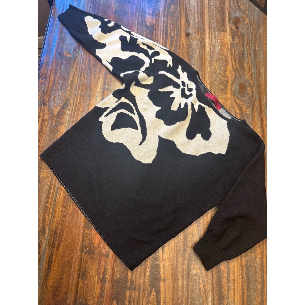 Love Scarlett Sweater Medium Black‎ White Floral